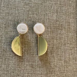 Gold tone w/marble white accent earrings